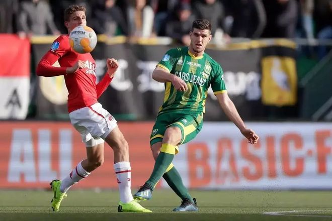 着奖杯合影 着奖杯合影