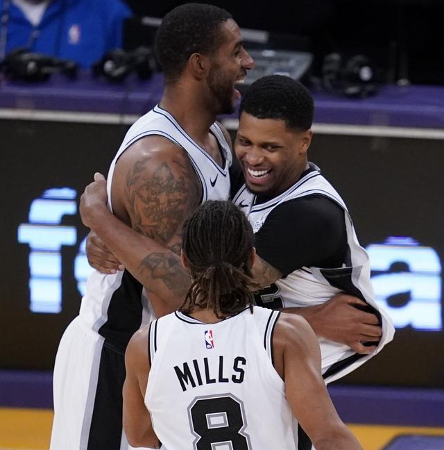 北控男篮祝沈梓捷生快：新的一岁，继续在篮下“遮天蔽日”