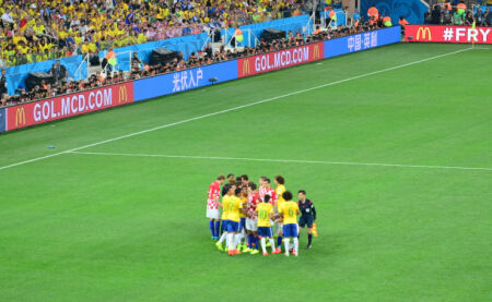 不仅需要坚 不仅需要坚