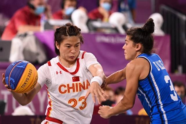 [NBA]杜兰特遭包夹分球 芬尼·史密斯三分得手